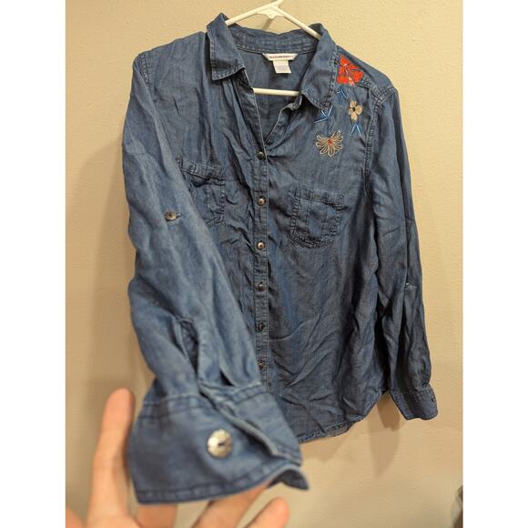 Chambray blouse w/metallic buttons, roll tab sleeves & floral embroidery Large - Picture 4 of 9